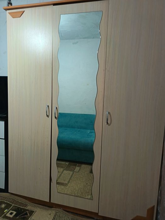 Срочно продам шифоньер недорого.