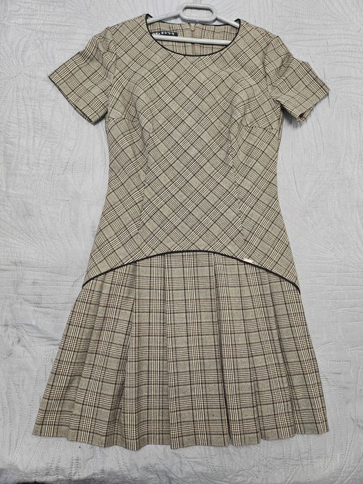 Дамска рокля с къс ръкав