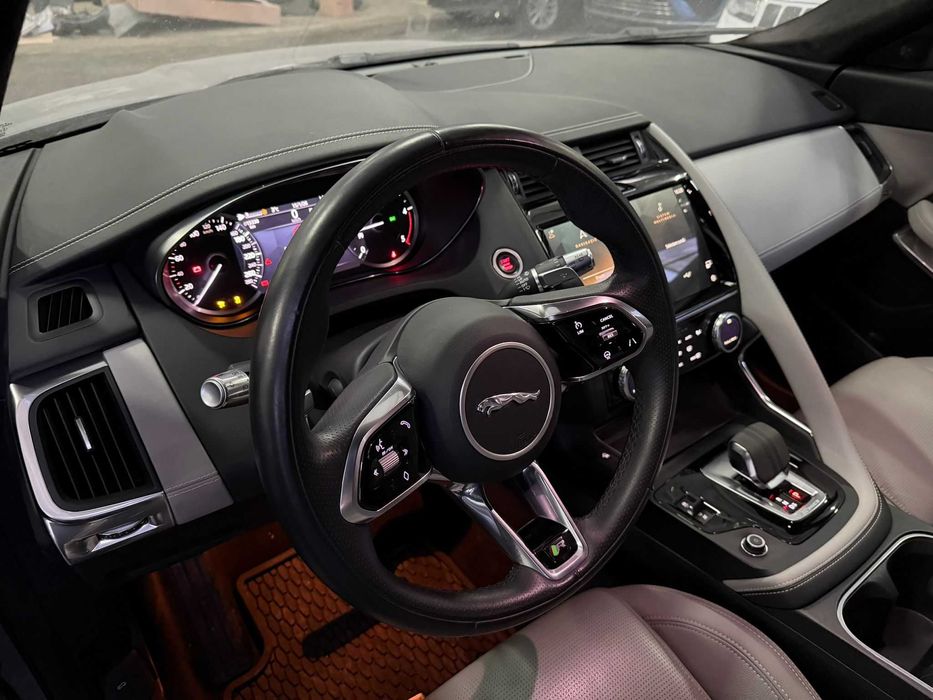 Jaguar E-Pace avariat