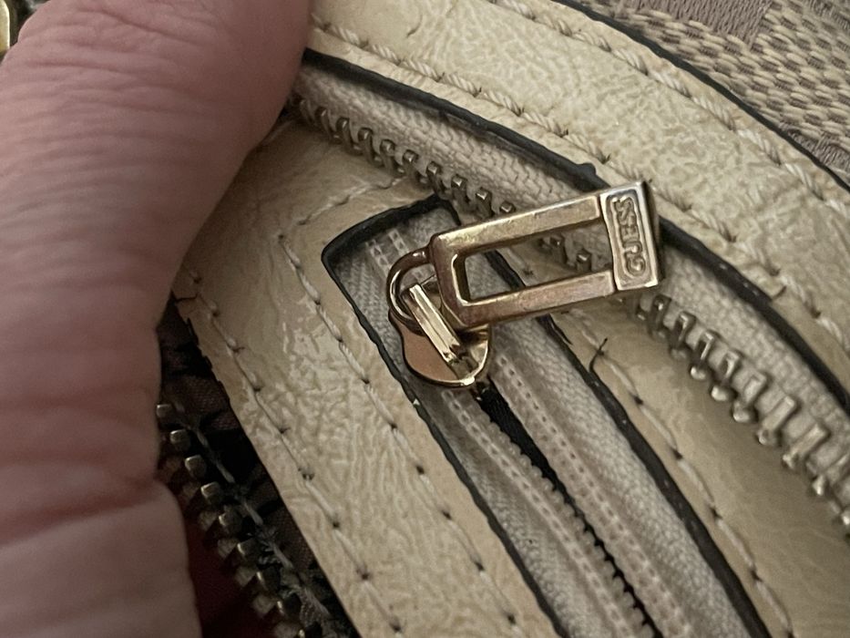 Mini geanta de mana Guess crem cu detalii aurii stare foarte buna