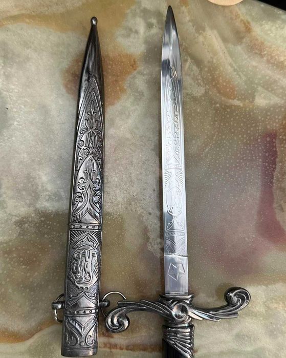 Stilet decorativ ,ornamente si lama metalice