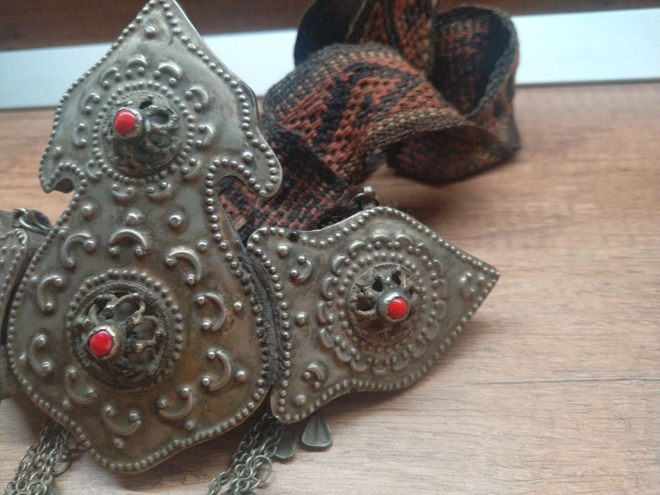 Продавам антикварни сребърни пафти с филигран и червен корал