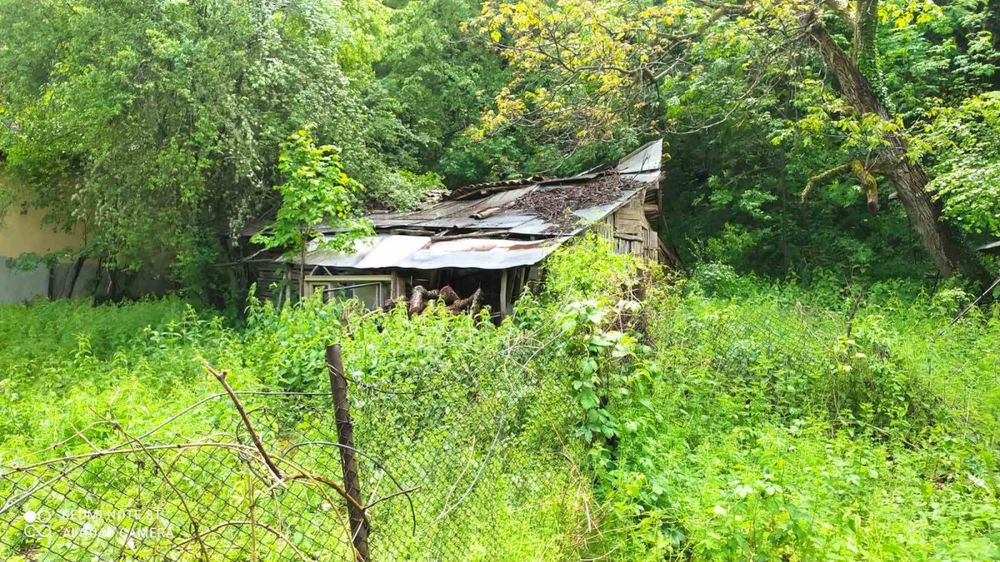 УПИ - 1300 м2 със стара къща за събаряне
