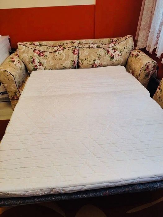 Продавам двуместен диван с механизъм сън