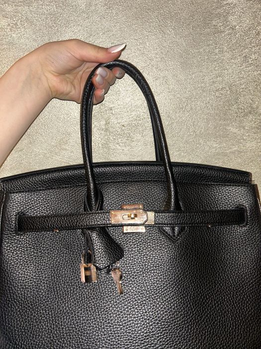 Geanta Birkin de mană