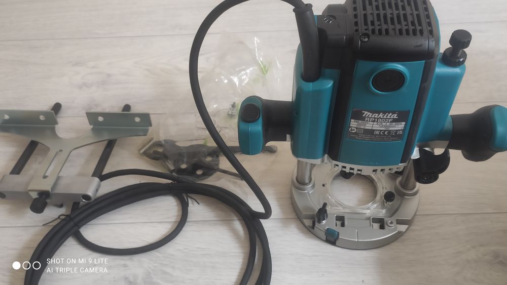 Фрезер Makita RP1802F