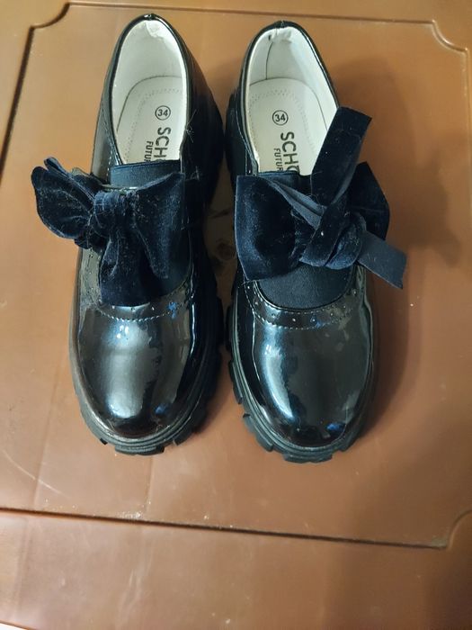 Продам детские кроссовки