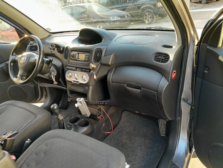 Туьота ярис версу 1.4 дизел 2003година  на части