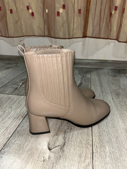 Сапожки на каблуке