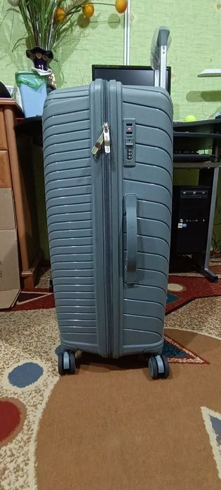 Чемодан, обьем 100 л