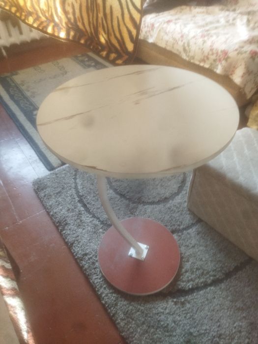 Продам небольшой столик.