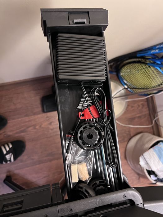 Машина за наплитане на тенис и бадминтон ракети.