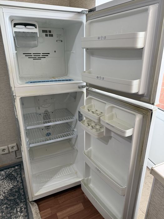 Продается LG холодильник