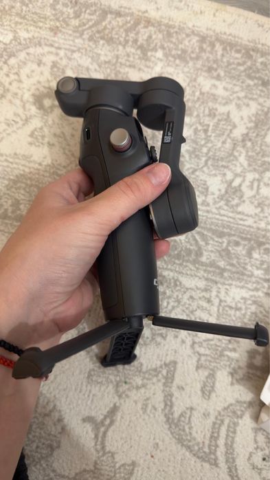 Stabilizator gimbal extensibil pentru smartphone