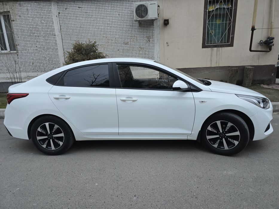 Hyundai accent  srochna sotiladi