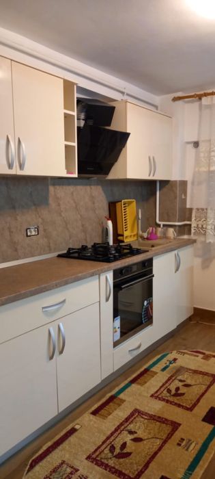 O camera de inchiriat în apartament de 3 camere decomandat