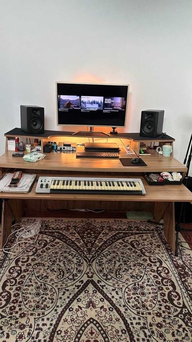 Стол для студии звукозаписи.