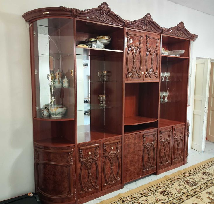 Роскошный резной сервант-витрина для гостиной
