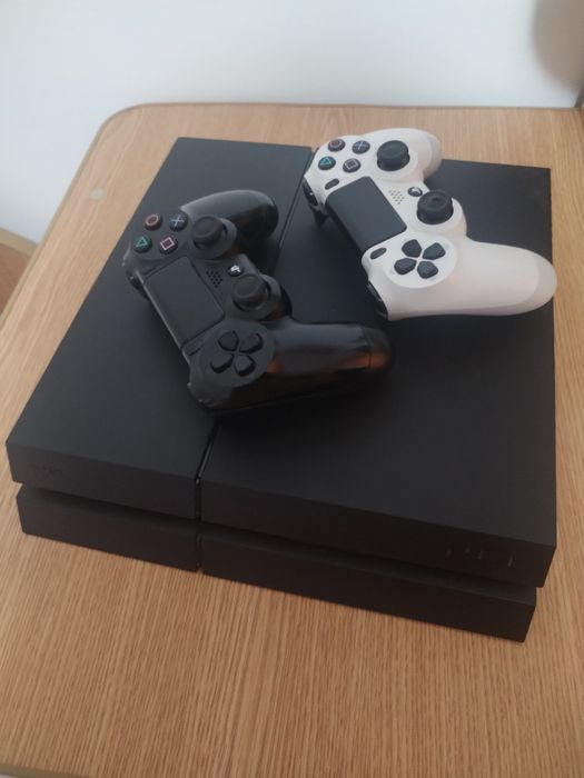 PlayStation 4, 500GB + 2 manete