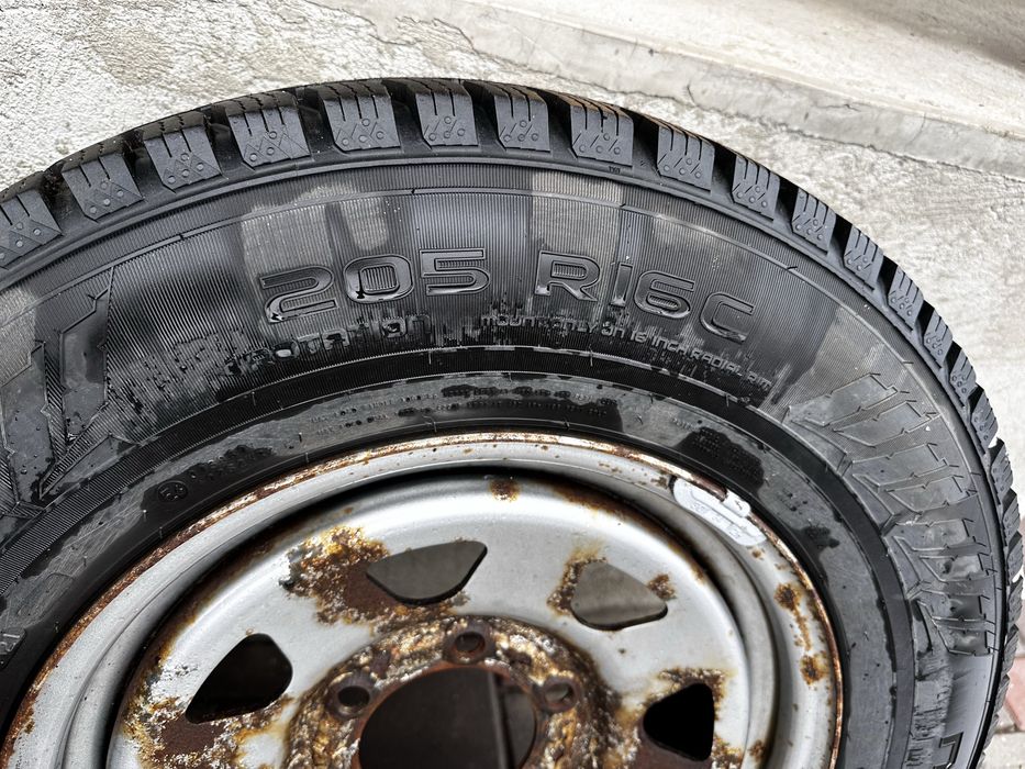 Vând 4 cauciucur 205/ R16c