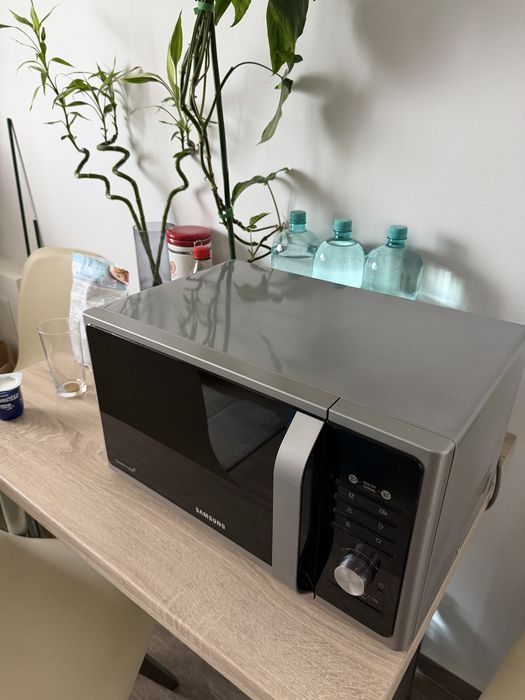 Samsung MS23F301TAS cuptor cu microunde argintiu in stare foarte buna