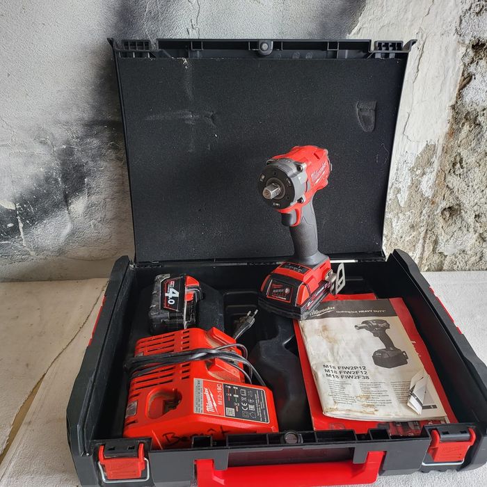 Mașina de înșurubat cu impact Milwaukee M18 FIW2P12