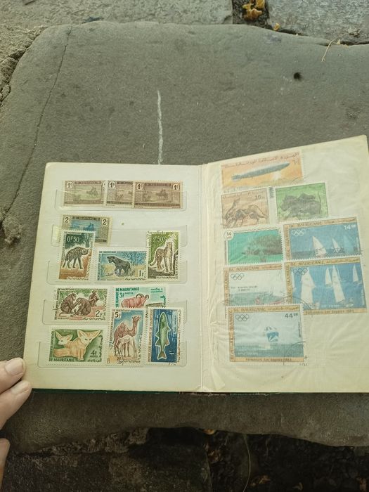 Vând 2 clasoare timbre foarte rare de colecție stare foarte buna