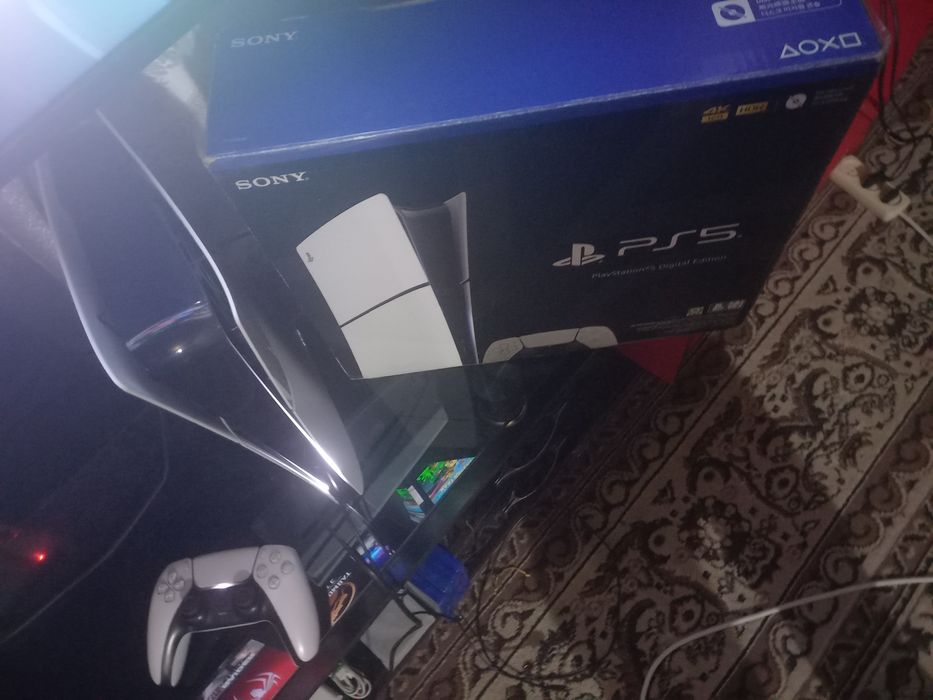 PS5 slim holati ideal tiniq 1TB hotirasi o'yinlar yozigan karobka bor.