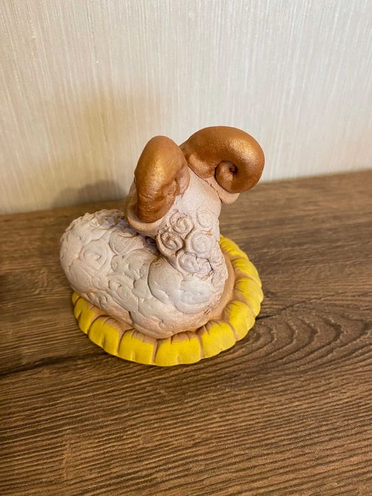 Статуэтка барана из глины