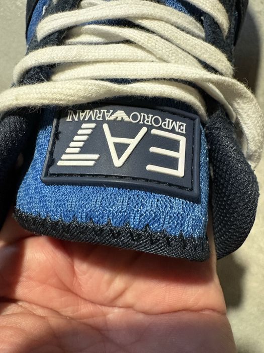 Vand adidasi Emporio Armani.