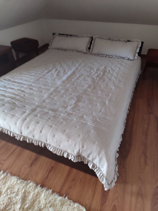 Спалня с матрак в отлично състояние