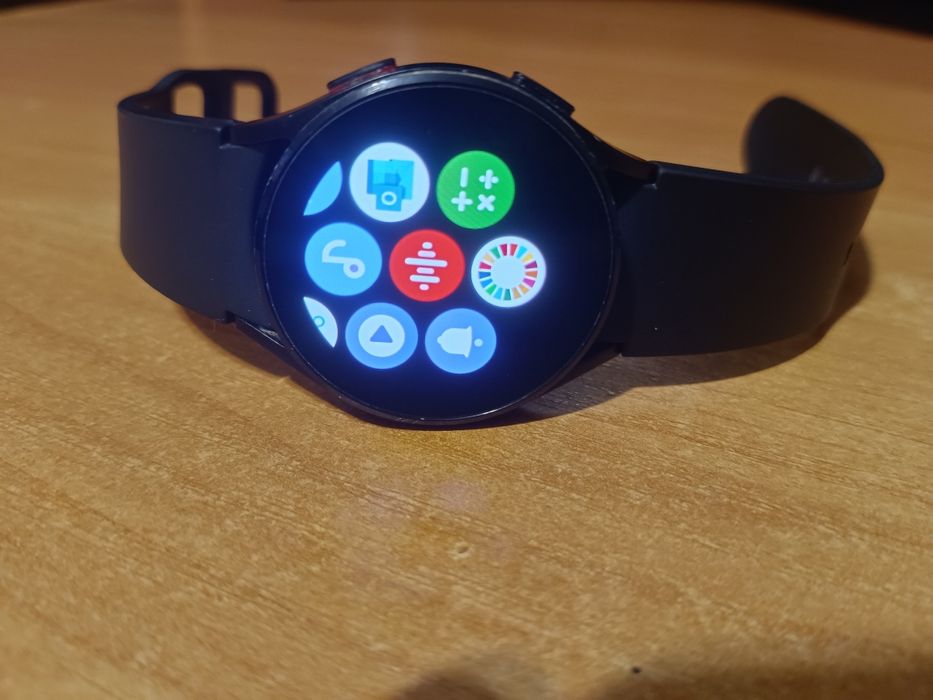 Продам обмен смарт часы GALAXY WATCH 4