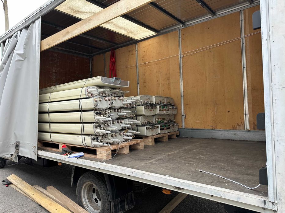 Транспорт услуги с бус  - голям камион с борд , преместване