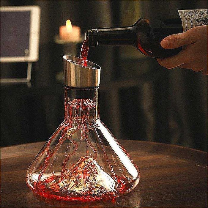 Стъклен декантер за вино с релефно дъно планински връх