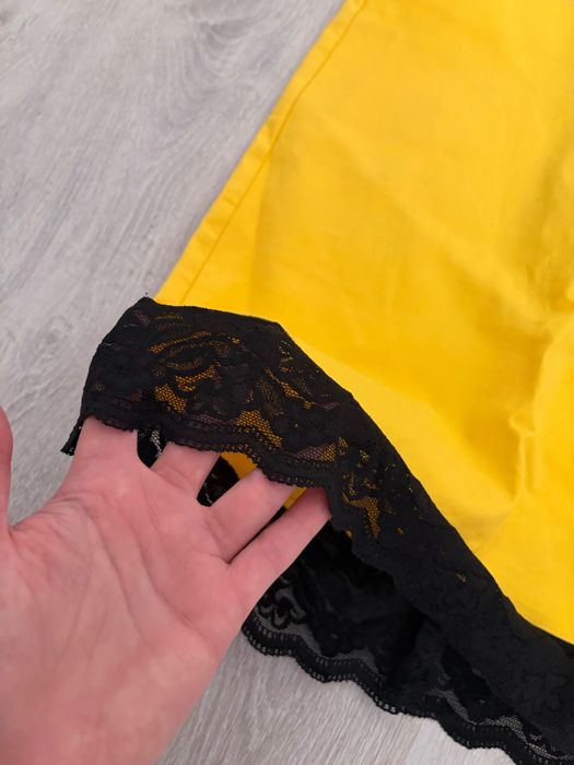 Пола с дантела носена веднъж