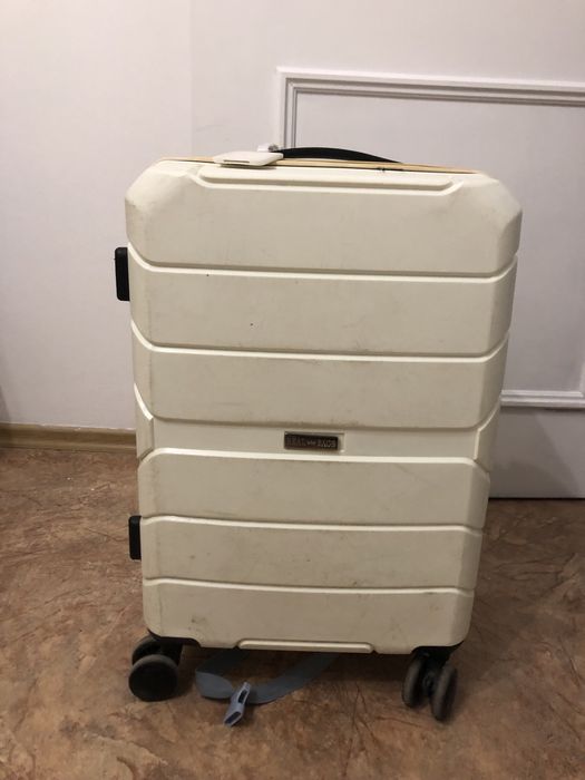 Вместительный крепкий  компактный чемодан