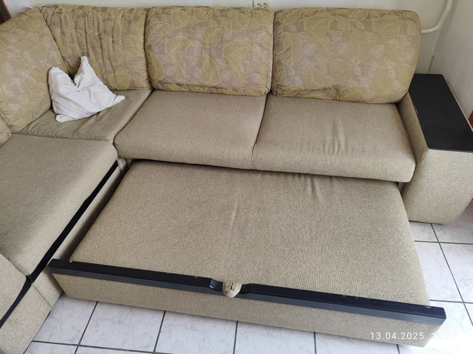 Диван оливкового цвета б/у
