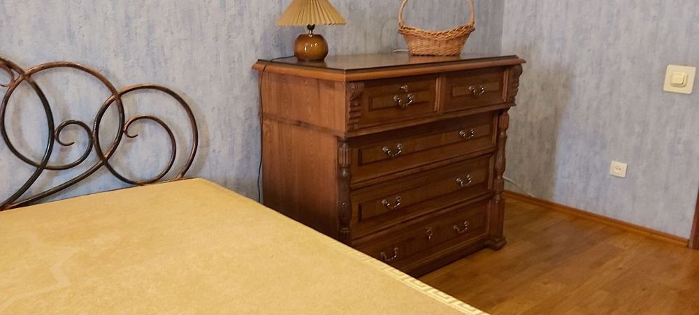 Роскошный дубовый антикварный комод.