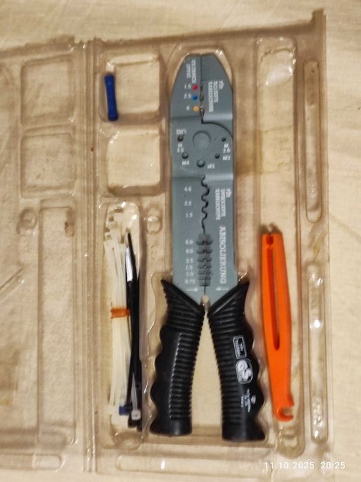 Клещи  за отстраняване на  изолация и за поставяне на кабелни обувки.