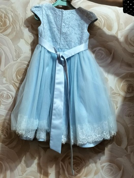 Продам очень красивое платье на девочку.