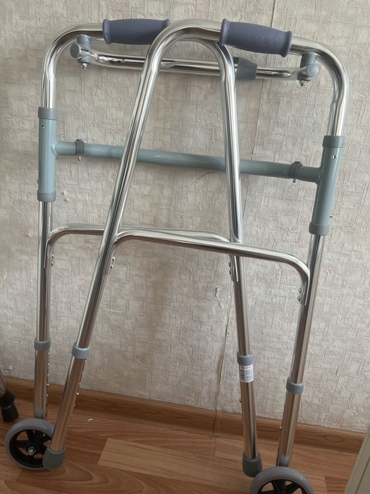 Ходунки вспомогательные.