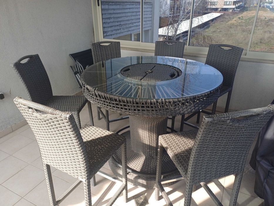 Продавам градински сет от маса и 6 бар стола от естествен ратан