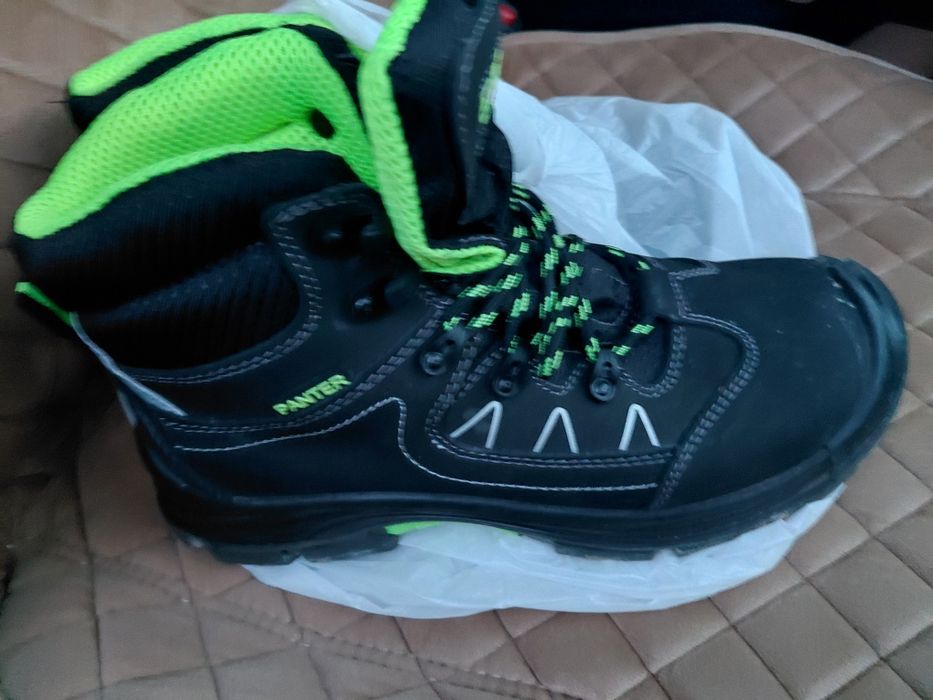 Продается спец обувь