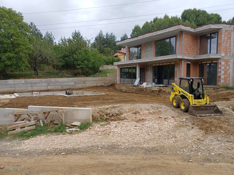 Извършва услуги с бобкат и самосвал