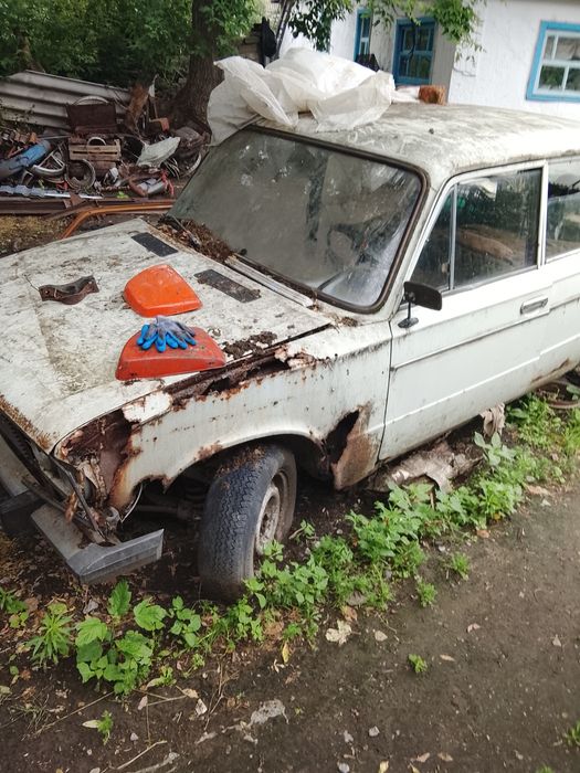 Продам   двигатель и коробка стоит не дорого