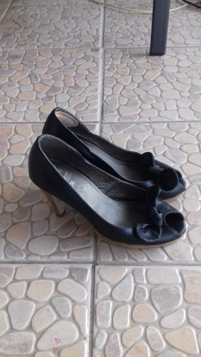 Vand pantofi dama piele 27 lei neg.