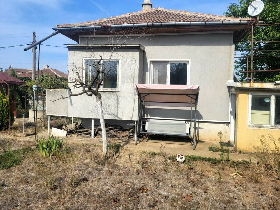 Ъглов парцел с къща в село Орешак, област Варна