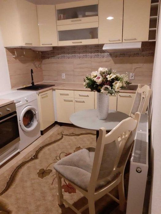 Dau in chirie apartament la curte 2 camere