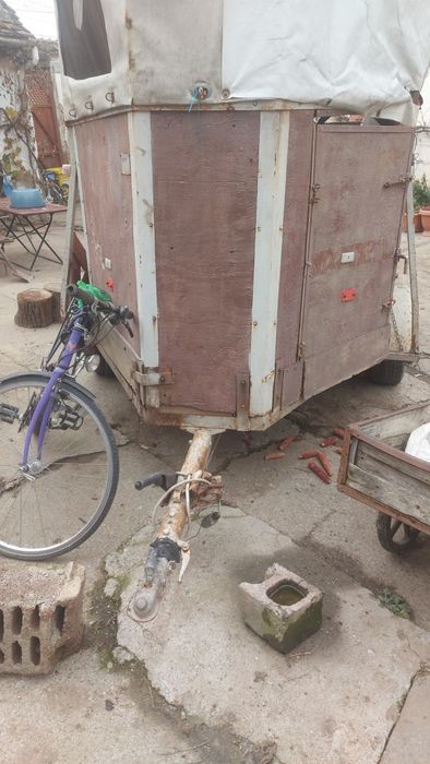 Vând remorca animale