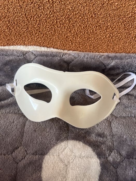 белая маскарадная маска